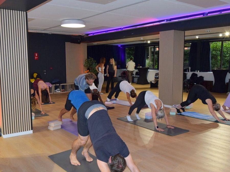 Un cours de yoga sur tapis dans la grande salle du Studio 28.